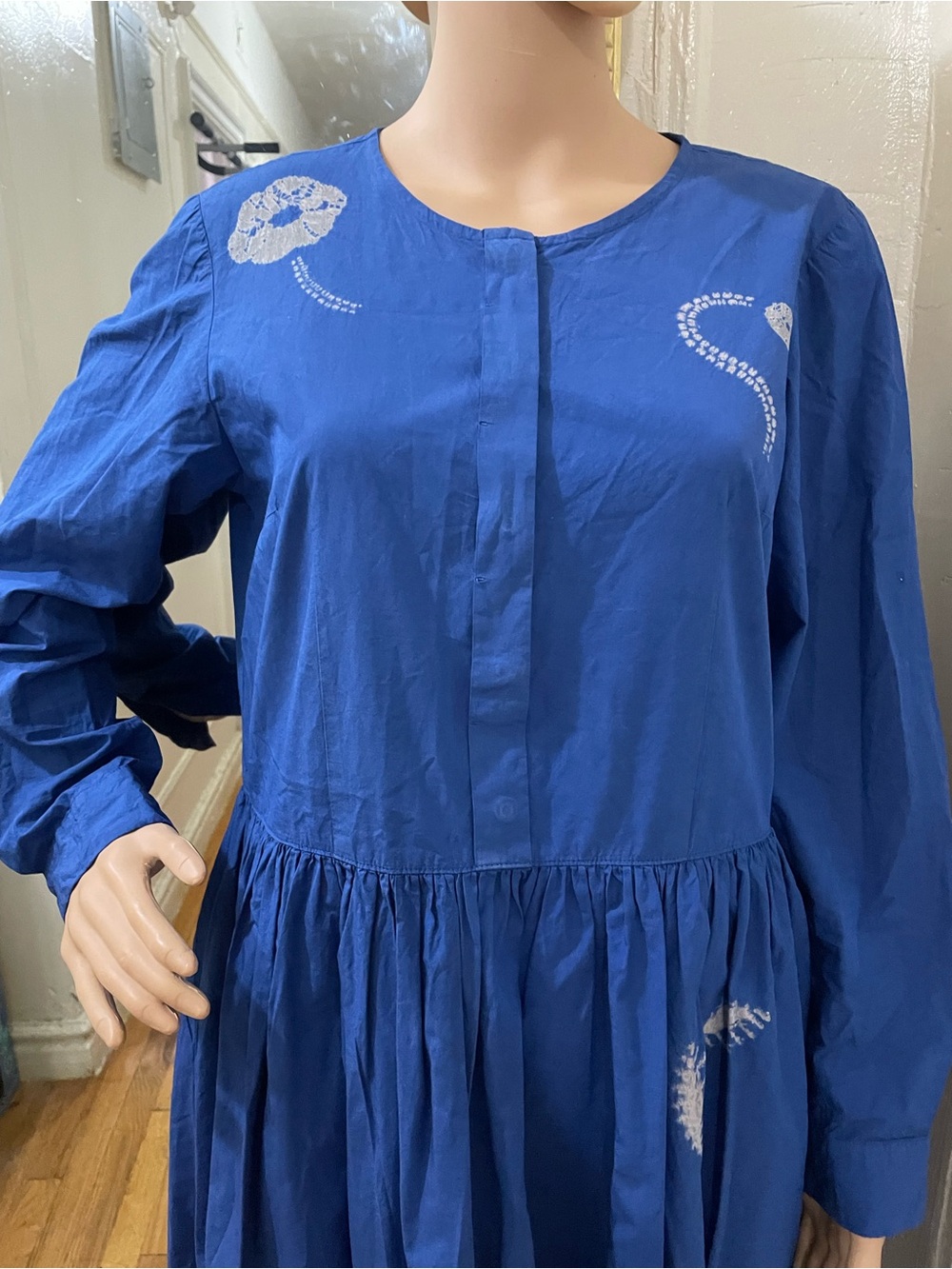 Suzusan Blue Long-Sleeve Gathered Waist Midi Dress with Embroidered Accents - Picture 3 of 16
